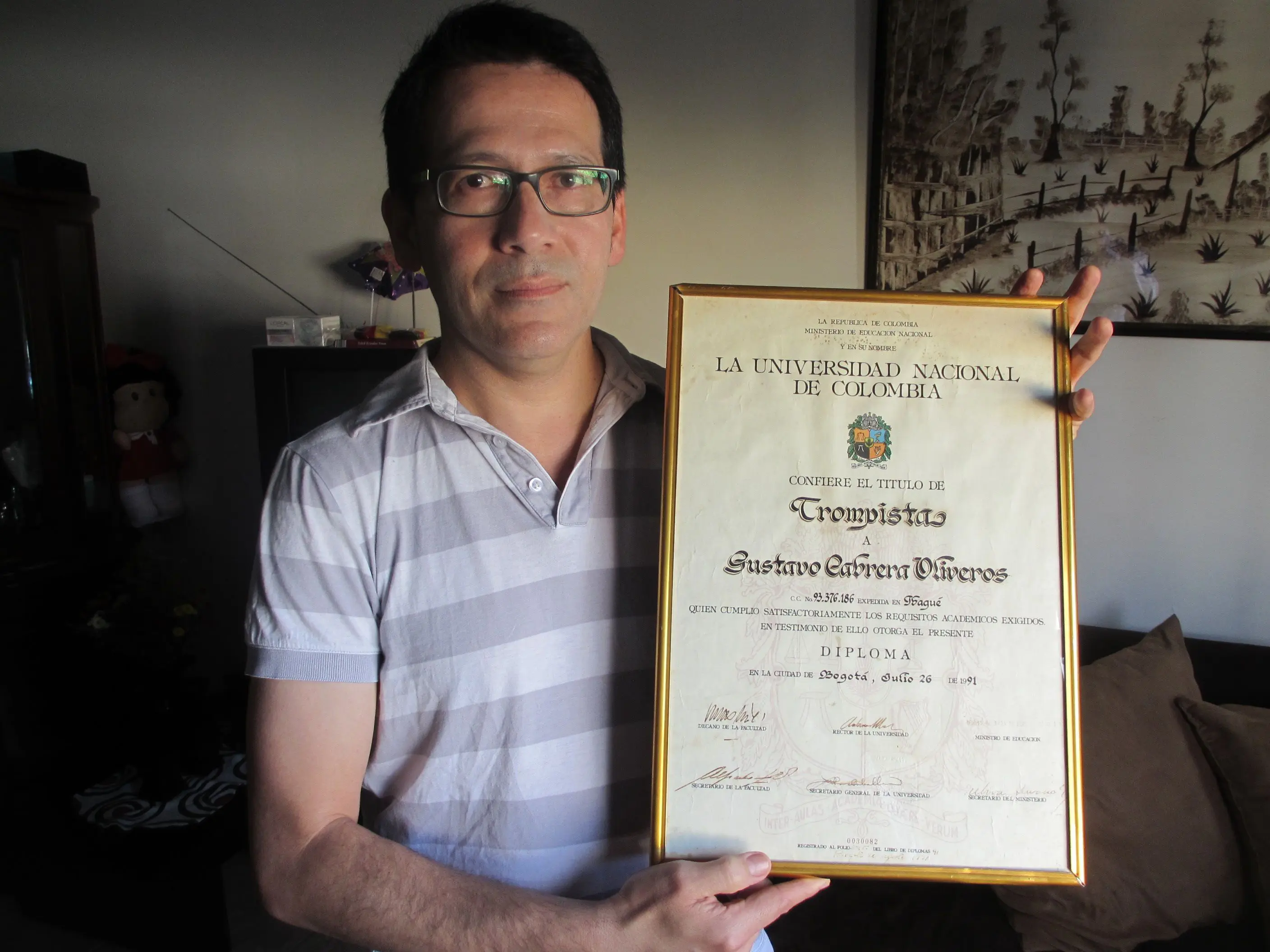Gustavo mit dem Diplom des Konservatoriums der Nationalen Universität Kolumbiens. Die Urkunde hatte einen Ehrenplatz im Haus der Mutter.
