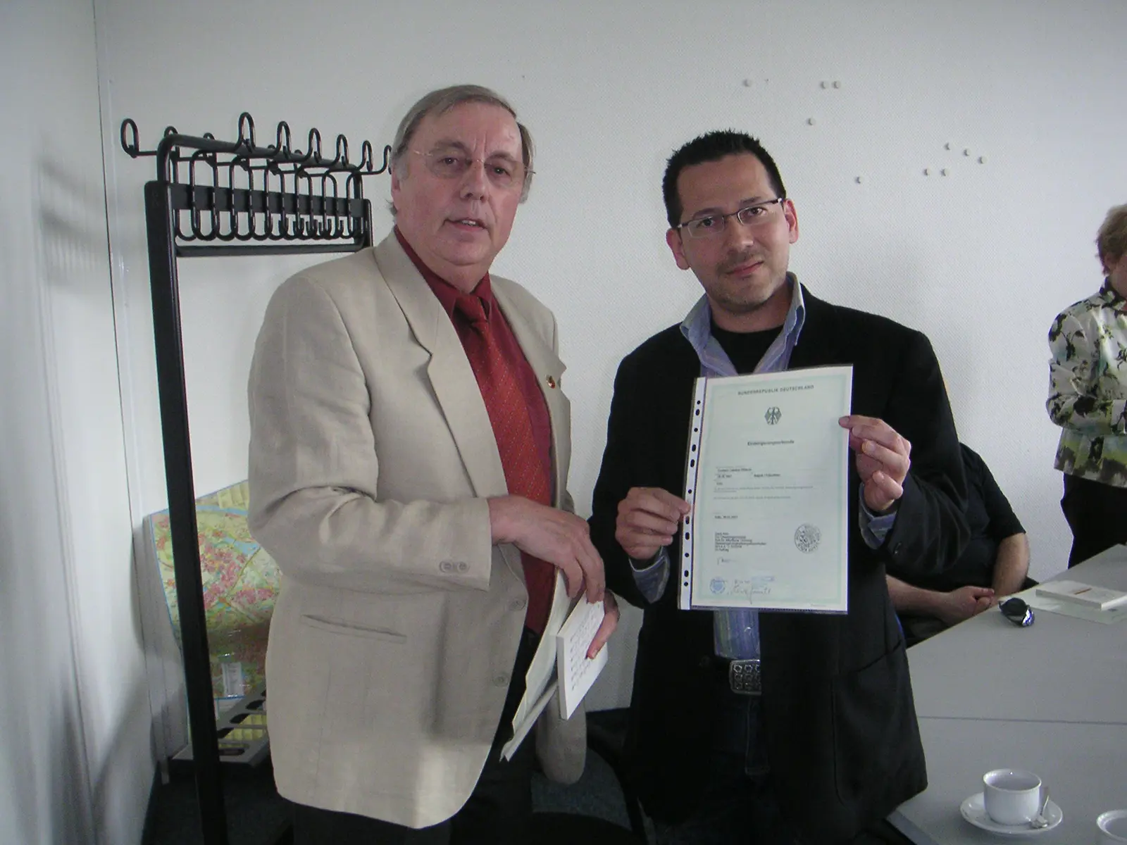 Gustavo wird deutscher Staatsbürger. Er erhält im Bezirksrathaus Nippes die Einbürgerungsurkunde, März 2008.