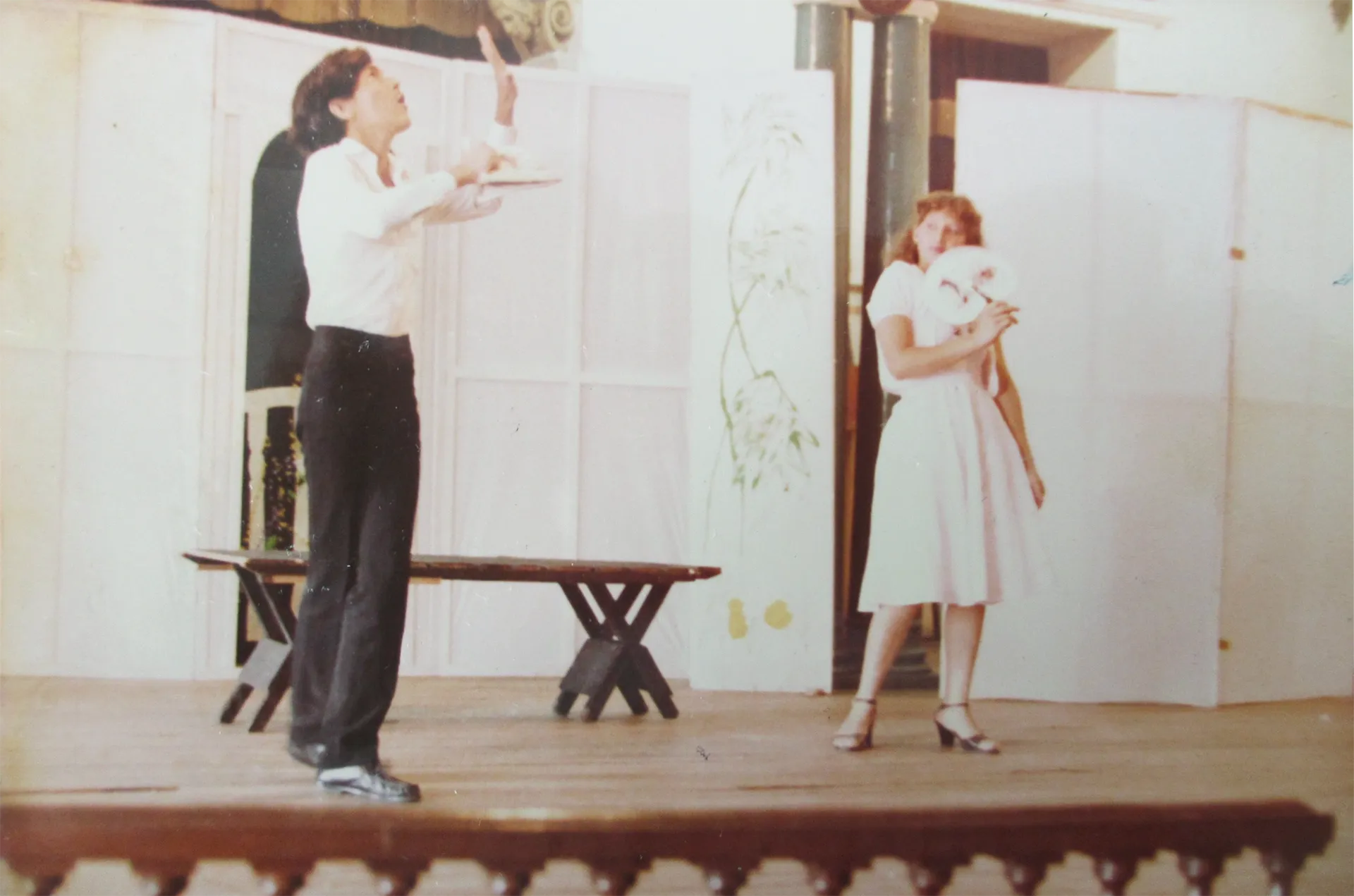 Mitwirkender in einem Theaterstück, ca. 1985.
